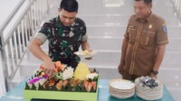 Teks foto: Kasdim 0209/lb memotong tumpeng tanda syukur atas di resmikanya gedung baru Makodim 