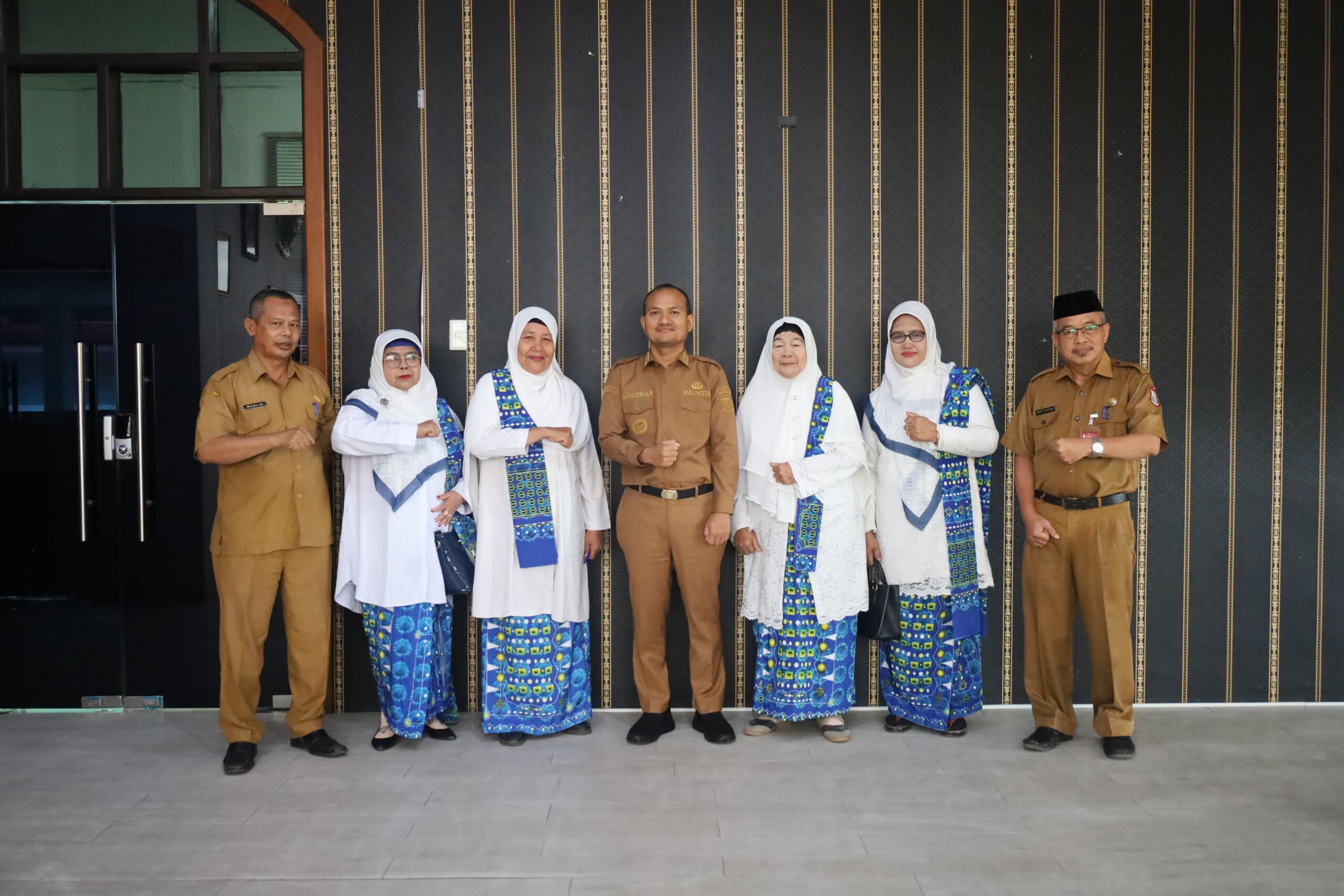 Ketua BKMT Tanjungbalai Hj. Zainibah menyampaikan paparan tentang kesiapan organisasi menghadapi Musda Ke-III kepada Wali Kota Mahyaruddin Salim di Kantor Wali Kota, Kamis, 11 September 2025. Pertemuan ini menandai langkah awal konsolidasi organisasi menjelang tahun politik dan pergantian kepemimpinan BKMT. Foto: Dok. Humas Pemkot Tanjungbalai