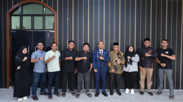 Wali Kota Tanjungbalai Mahyaruddin Salim menerima audiensi DPD LASQI Kota Tanjungbalai di ruang kerja Wali Kota, Jumat, 24 Oktober 2025. Kunjungan ini membahas pengembangan seni dan qasidah sebagai potensi wisata budaya di Kota Tanjungbalai. Foto: Humas Pemko Tanjungbalai