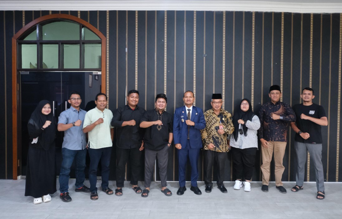 Wali Kota Tanjungbalai Mahyaruddin Salim menerima audiensi DPD LASQI Kota Tanjungbalai di ruang kerja Wali Kota, Jumat, 24 Oktober 2025. Kunjungan ini membahas pengembangan seni dan qasidah sebagai potensi wisata budaya di Kota Tanjungbalai. Foto: Humas Pemko Tanjungbalai