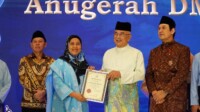 Ny. Endang Kurniasih Syah Afandin menerima Anugerah Tun Fatimah dari Presiden DMDI, TYT Tun Seri Setia Dr. Mohd Ali bin Mohd Rustam, pada Konvensyen Dunia Melayu Dunia Islam (DMDI) ke-23 di Hotel Borobudur, Jakarta, Jumat, 24 Oktober 2025. Foto : TP PKK Kabupaten Langkat