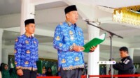 Bupati Langkat H. Syah Afandin, SH memimpin upacara peringatan Hari Sumpah Pemuda ke-97 di Alun-alun Tengku Amir Hamzah Stabat, Selasa, 28 Oktober 2025, yang mengusung tema “Pemuda Pemudi Bergerak, Indonesia Bersatu.” Dok. Dinas Kominfo Kabupaten Langkat