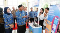 Bupati Langkat H. Syah Afandin, SH berbincang dengan peserta usai membuka kegiatan Bulan Inklusi Keuangan (BIK) 2025 di Jentera Malay, Rumah Dinas Bupati Langkat, Selasa (28 Oktober 2025). (Foto: Diskominfo Langkat/ikp)