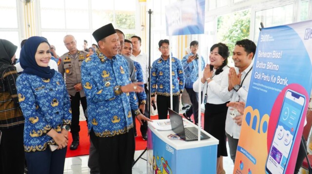 Bupati Langkat H. Syah Afandin, SH berbincang dengan peserta usai membuka kegiatan Bulan Inklusi Keuangan (BIK) 2025 di Jentera Malay, Rumah Dinas Bupati Langkat, Selasa (28 Oktober 2025). (Foto: Diskominfo Langkat/ikp)