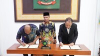 Bupati Langkat H. Syah Afandin dan Rektor UMSU Prof. Dr. Agussani menandatangani nota kesepahaman kerja sama bidang Tri Dharma Perguruan Tinggi di Rumah Dinas Bupati Langkat, Kamis, 6 November 2025. (Foto: Dinas Kominfo Langkat)