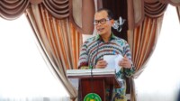 Sekda Langkat H. Amril, S.Sos, M.AP menyampaikan arahan Bupati Syah Afandin dalam Dialog Kinerja Pra Evaluasi SAKIP di Ruang Pola Kantor Bupati Langkat, Kamis, 6 November 2025. (Foto: Dinas Kominfo Langkat)
