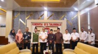 Kepala Kemenag Tanjungbalai, Ahmad Sofian, berfoto bersama usai berdiskusi dengan Wakil Wali Kota Muhammad Fadly Abdina terkait program beasiswa MTs dan MA di Tanjungbalai, Rabu, 12 November 2025, di ruang kerja Wakil Wali Kota. (Foto: Indah)