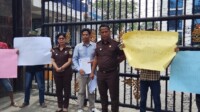 Mahasiswa dan aktivis Koalisi Masyarakat Pelindung Aset Negara (KOMPAN) menggelar aksi di depan Kantor Kejaksaan Tinggi Sumatra Utara, Medan, Senin, 17 November 2025, menuntut pemeriksaan terhadap Kadis PUPR Asahan atas dugaan korupsi anggaran 2024. Foto : Nanda